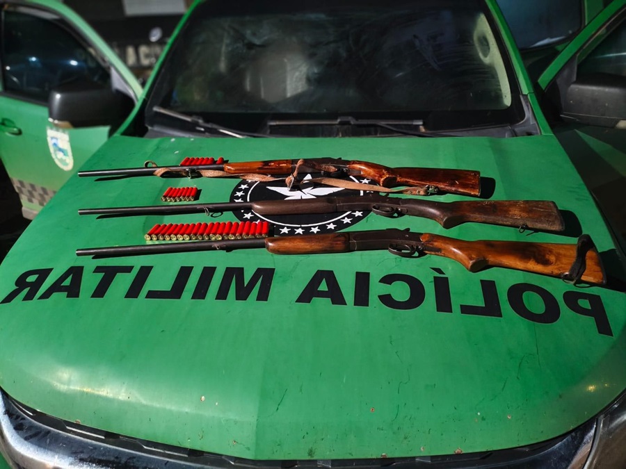 PM apreende três espingardas e prende suspeitos durante ação em Seringueiras