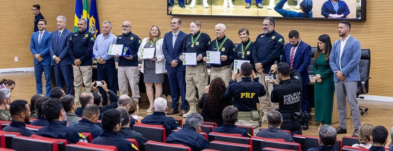 Assembleia Legislativa de Rondônia homenageia pioneiros da PRF no Estado