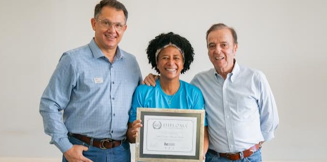 Sílvia Cristina recebe certificado por sua atuação como coordenadora de leilão do Hospital de Amor
