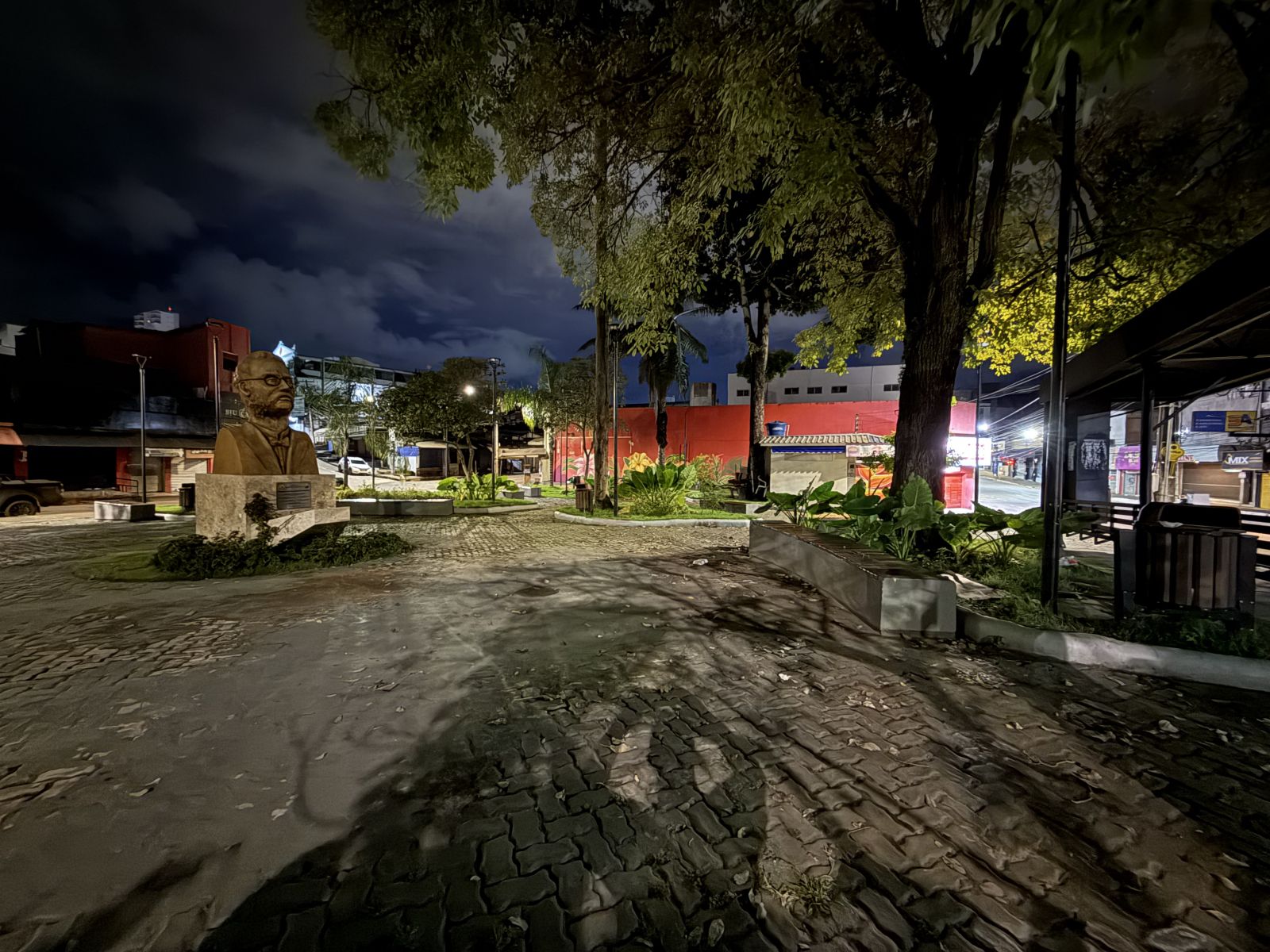 Furtos de instalações elétricas deixam praça o escuro e cidadãos em perigo no centro de Porto Velho