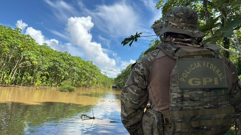 PF e Ibama destroem dragas em operação contra garimpo ilegal no rio Madeira