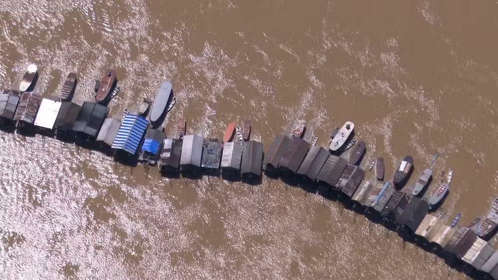 Duas pessoas desaparecem após draga de garimpo afundar no rio Madeira, em Porto Velho