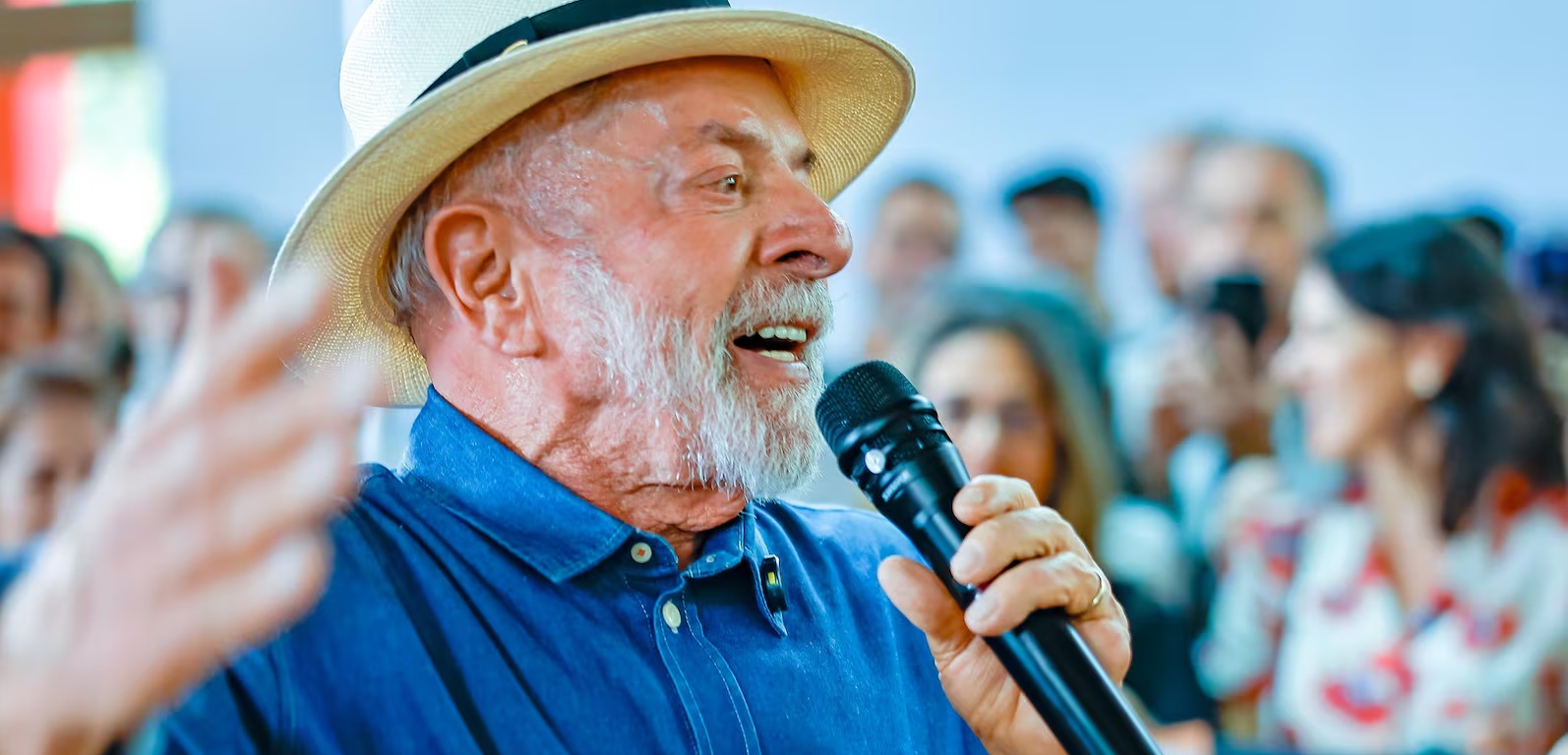 Lula viaja a São Paulo para tratar tendinite na mão e retirar acúmulo de pele na cabeça