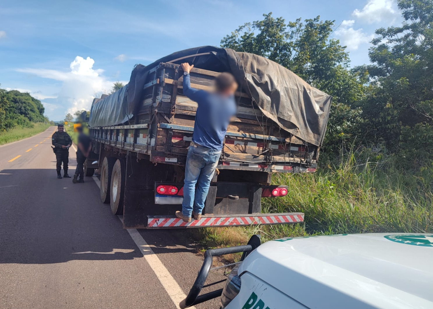 CRIME AMBIENTAL - Batalhão de Polícia Ambiental apreende madeira ilegal durante fiscalização em Vilhena

