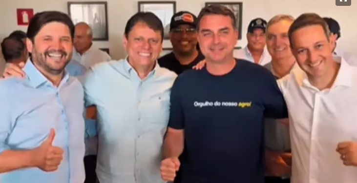 Flávio Bolsonaro diz que Tarcísio será presidente 'um dia' e que agro é tratado como 'lixo'