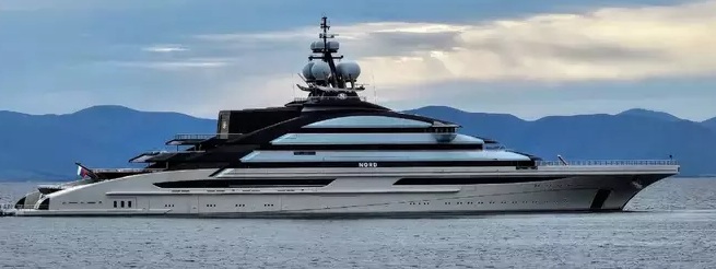 Superiate ligado a bilionário russo 'fura bloqueio' e atravessa o Estreito de Ormuz