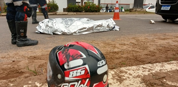 Mulher morre em acidente após moto ser arrastada por caminhão