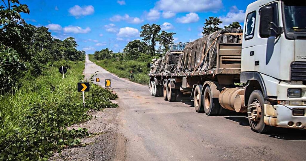 BR-364 deve receber mais de 155 mil veículos no feriado sob críticas por buracos e aumento de mortes