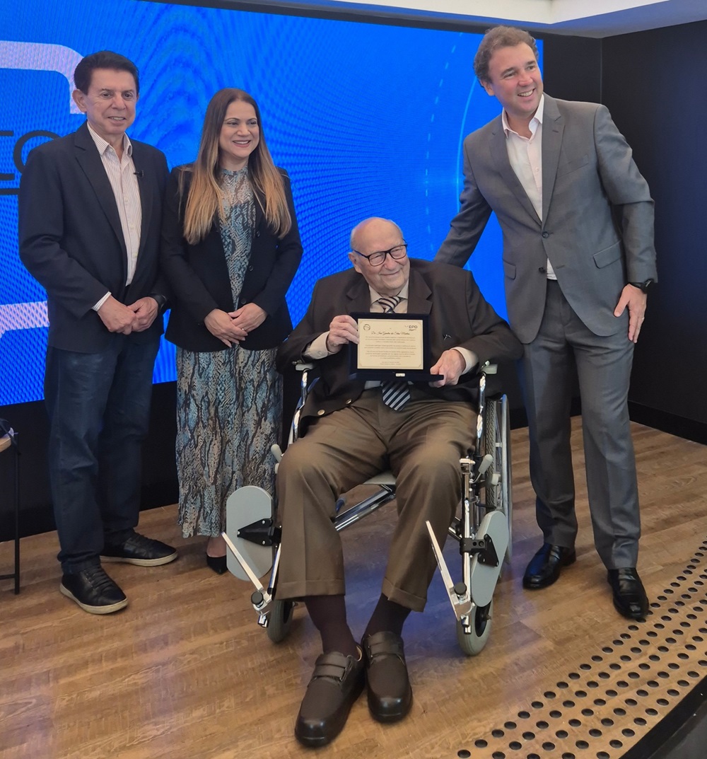 Professor e jurista Ives Gandra Martins foi homenageado na estreia do talk show jurídico "Direito ao Ponto" da EPD