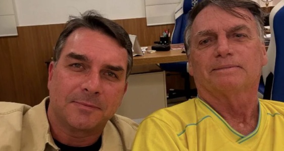“Bolsonaro ficou bastante feliz”, diz Flávio sobre dosimetria