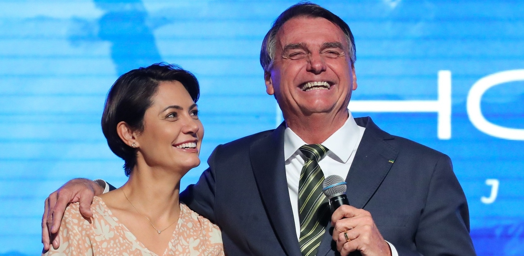 Bolsonaro é internado para cirurgia no ombro e Michelle pede orações