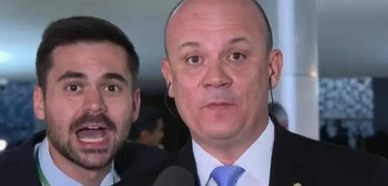 Demitido por Motta, assessor de Janones que invadiu entrevista é indiciado. Veja vídeo
