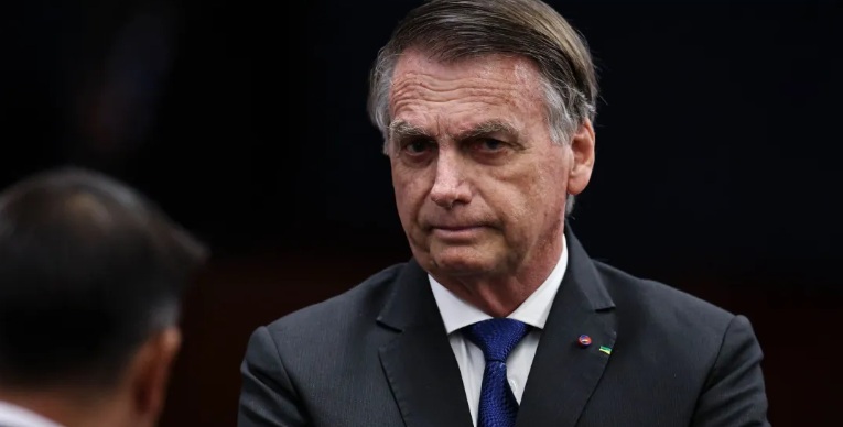 Cirurgia no ombro de Bolsonaro ocorreu "sem intercorrências", diz boletim
