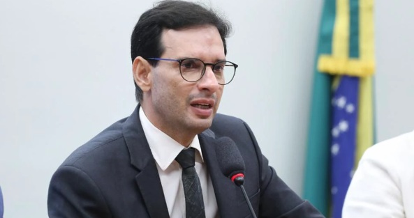 NADA A GANHAR, SÓ A PERDER - Relator prevê votar fim da escala 6×1 em 26 de maio

