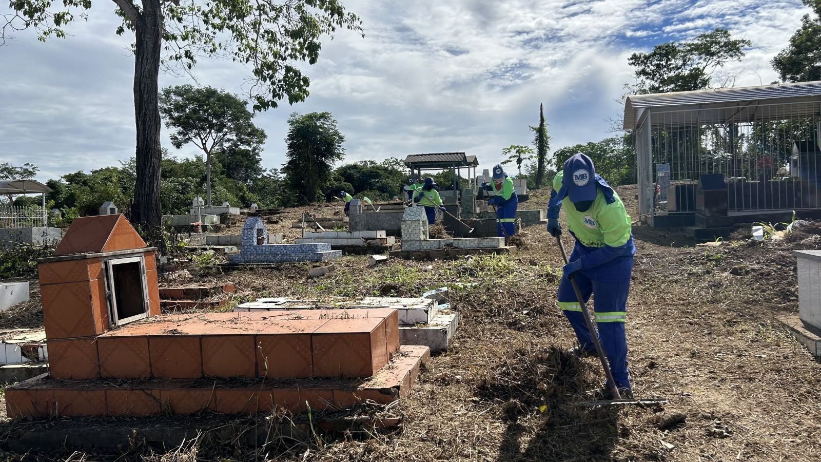 Mutirão com 150 trabalhadores reforça a limpeza do Cemitério dos Inocentes em Porto Velho