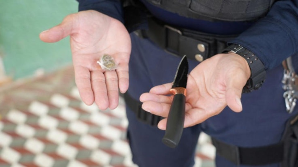NA ESCOLA - Aluno de 17 anos é apreendido após ser flagrado com maconha e faca na Escola Carmela Dutra
