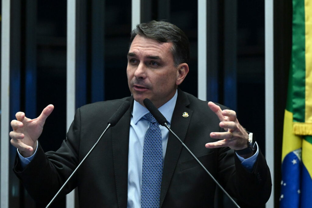 A VEZ DA MULHER - Flávio Bolsonaro afirma que tem preferência por mulher como vice

