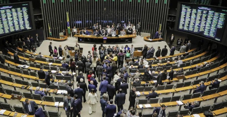 Descrédito nas instituições expõe desgaste da democracia brasileira; STF tem 54% reprovação no país