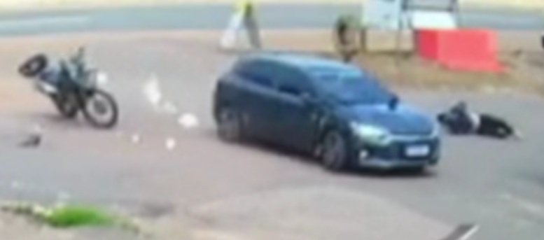 Motociclista é arremessado após grave colisão em Porto Velho e acidente reforça alerta sobre violência no trânsito