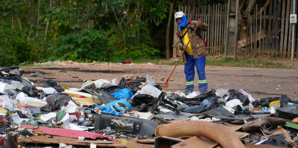 Infrator é obrigado a recolher entulho após ser flagrado pela prefeitura