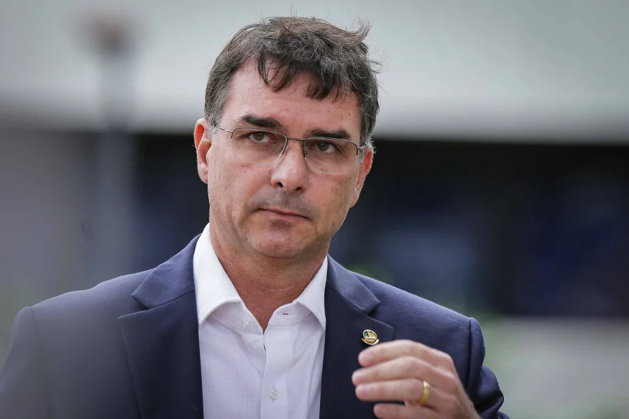 Flávio visita Bolsonaro e escuta do pai: “Segue firme, filho”