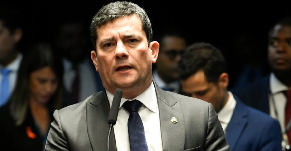 Sergio Moro defende Flávio Bolsonaro e dispara críticas ao PT
