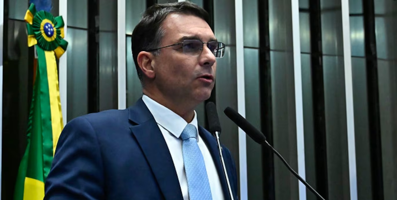 VERDADE DERROTA A MENTIRA - Flávio Bolsonaro e a estratégia do ‘peito aberto’ no caso Master

