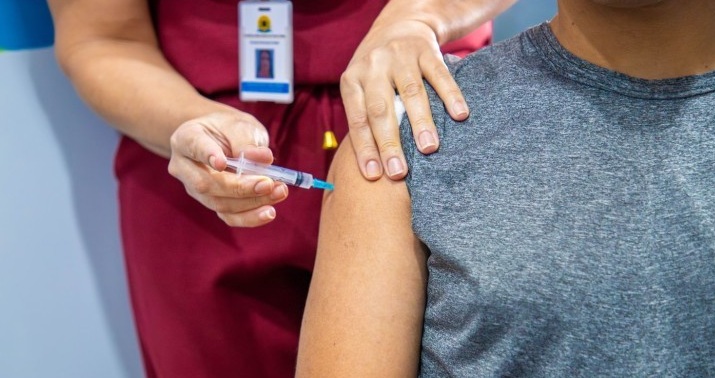Central de vacinas imuniza desde bebês prematuros até idosos