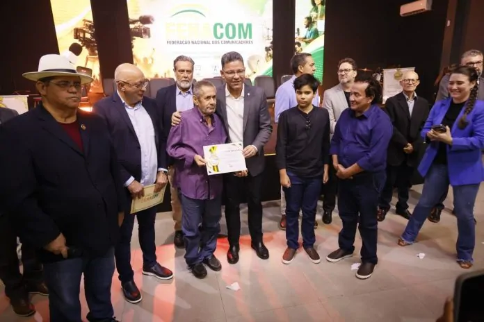 Governador Marcos Rocha recebe título de Presidente de Honra da Fenacom durante homenagens a jornalistas
