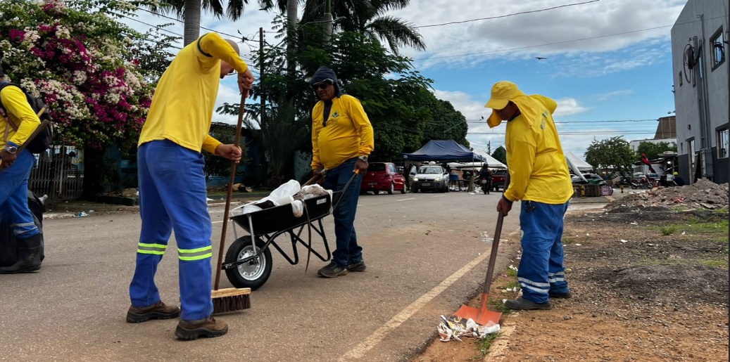 LIMPEZA URBANA - Prefeitura mantém limpeza das feiras livres após encerramento das atividades
