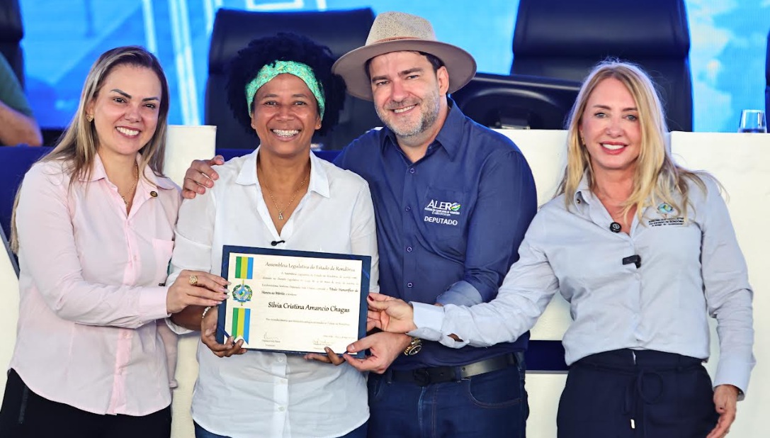 Sílvia Cristina recebe homenagem na Assembleia Legislativa, em reconhecimento ao seu trabalho