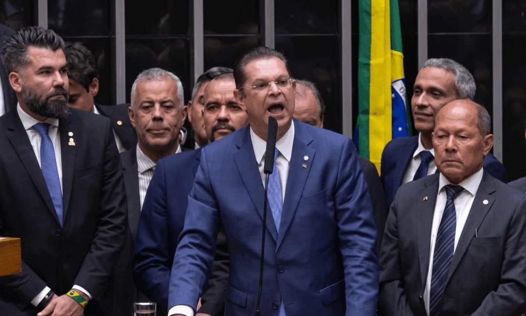 Líder do PL na Câmara propõe escala 4×3 e desafia a esquerda