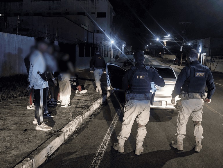 PRF resgata 21 imigrantes e prende “coiotes” em operação na fronteira de Roraima
