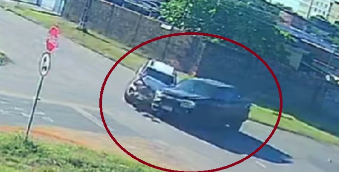 Câmera registra forte colisão entre carros em cruzamento movimentado de Porto Velho