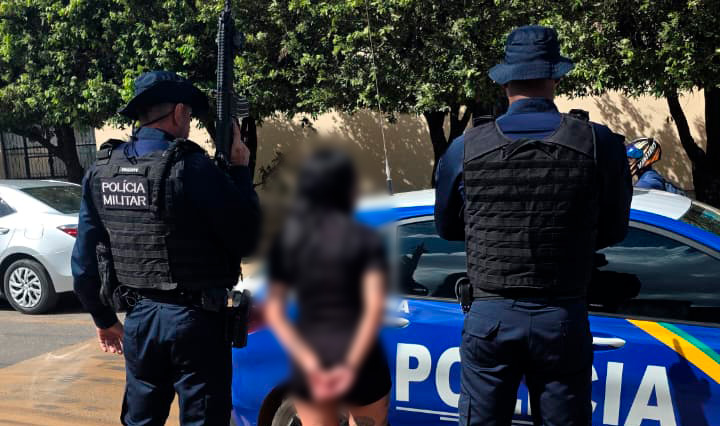 MULHER ENCRENCADA - Traficante fugitiva foi presa pela Polícia Militar; é acusada de tráfico, comércio e receptação
