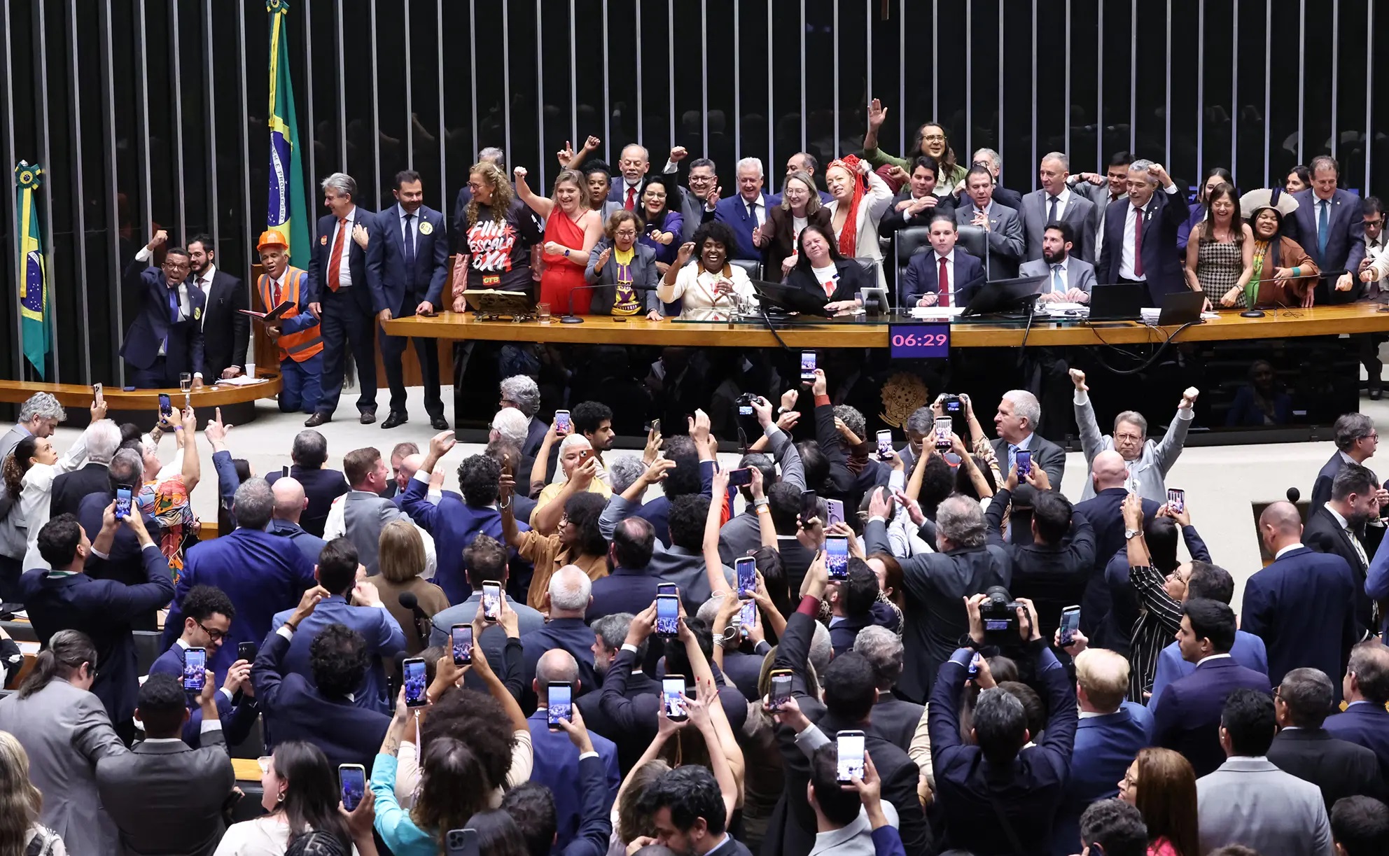 NÃO ACABOU - Câmara aprova PEC que acaba com escala 6x1; proposta segue para o Senado