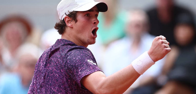 João Fonseca derrota Djokovic em batalha histórica de quase cinco horas e faz o Brasil sonhar em Roland Garros