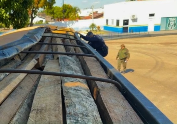 AGRESSÃO AO MEIO AMBIENTE - PM Ambiental apreende caminhão com 18 m³ de madeira ilegal durante operação nacional em Rondônia
