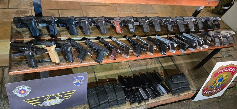 PARA OS 'CRIMINOSOS' DO LULA - PF intercepta arsenal vindo do Paraguai e impede chegada de 33 pistolas a facções no Rio 

