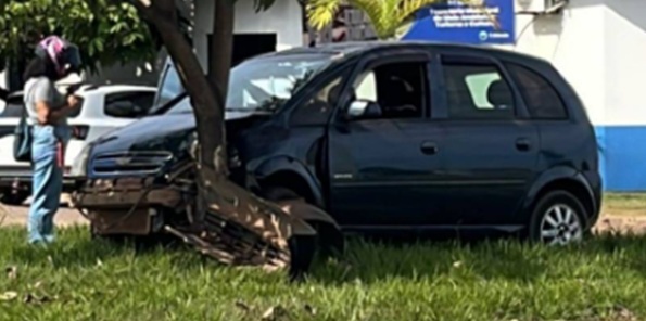 SEM PRESTAR SOCORRO - Casal de idosos escapa de tragédia após colisão com carreta em rotatória de Colorado do Oeste
