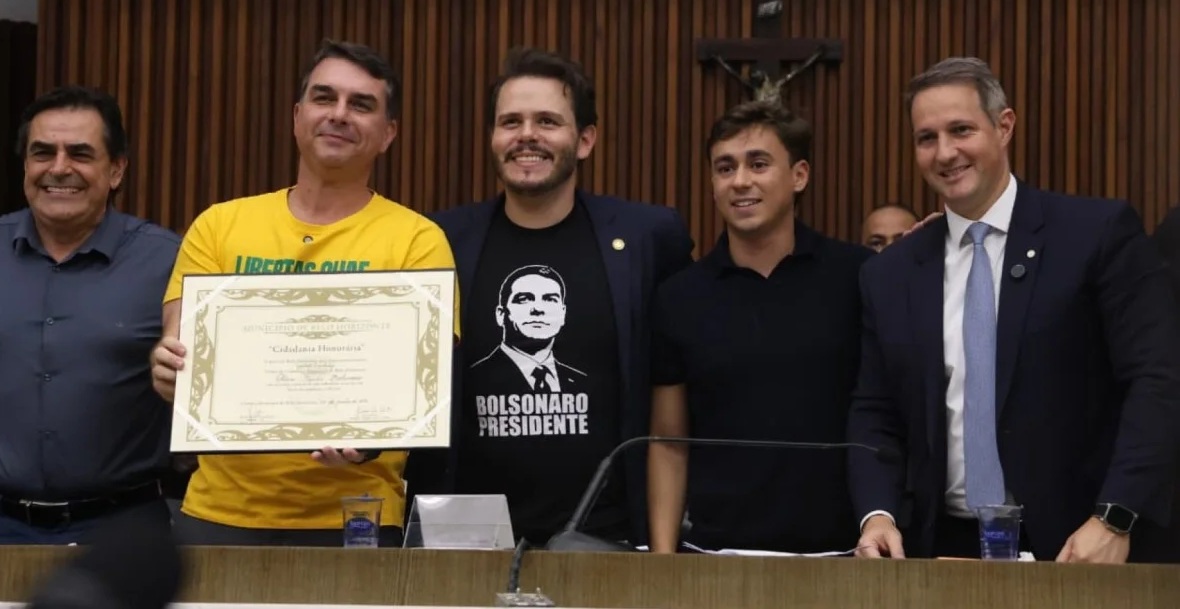 CIDADÃO HONORÁRIO - Nikolas diz que a direita é "gente bonita, gente cheirosa"


