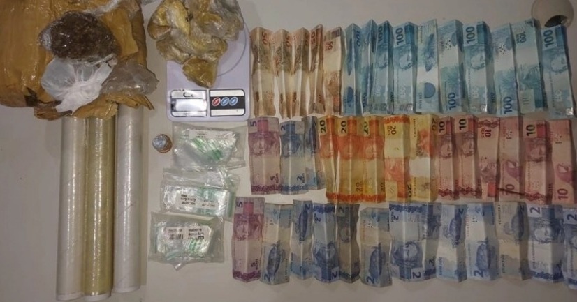 Ação da PM resulta na apreensão de mais de 1,4 kg de drogas após fuga de suspeitos