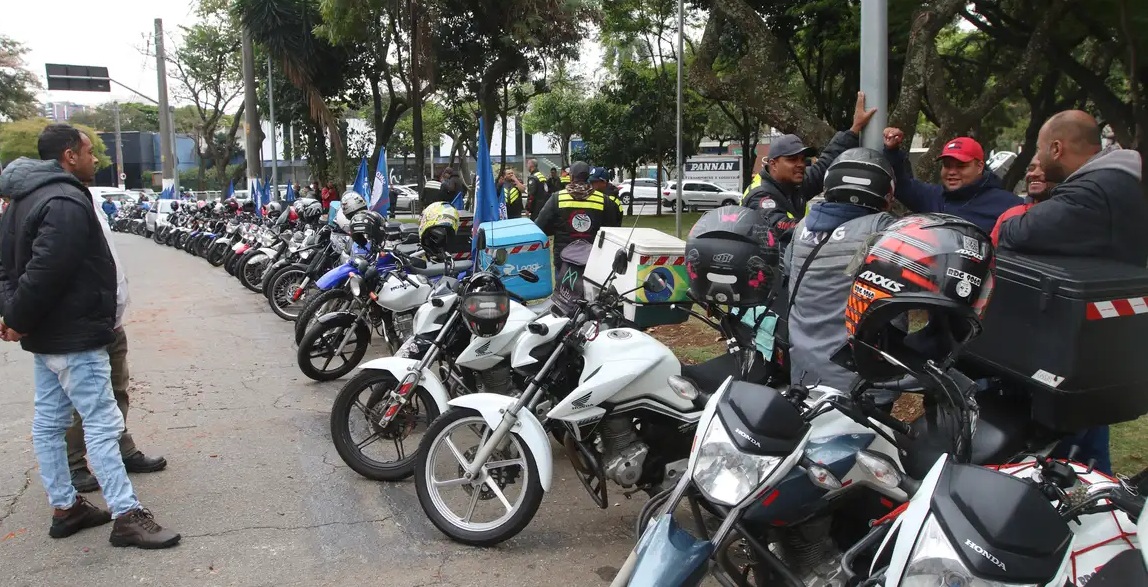 NÃO É BOM, É RUIM - Ainda tem segmento para endividar; e governo quer liberar crédito para motociclistas de aplicativos
