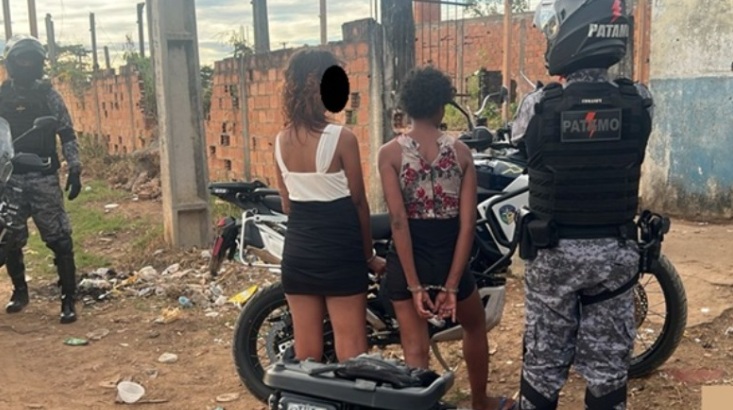 Duas foragidas da Justiça são presas em local conhecido pelo consumo de drogas

