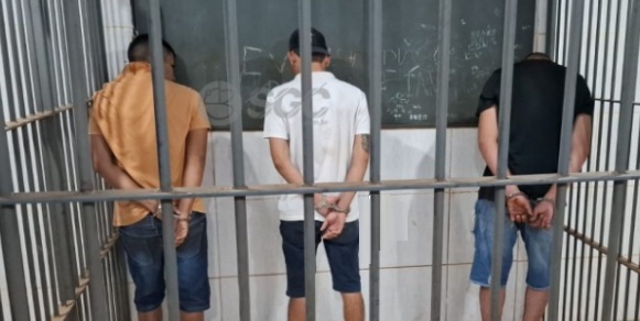 Suspeitos de arrastão são capturados após vítima rastrear aparelho celular


