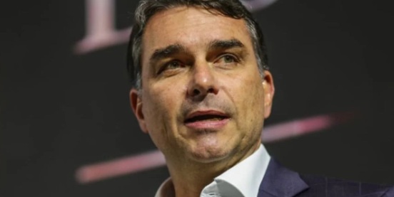 Flávio Bolsonaro lamenta que não poderá ver jogo da Seleção com o pai. Veja vídeo
