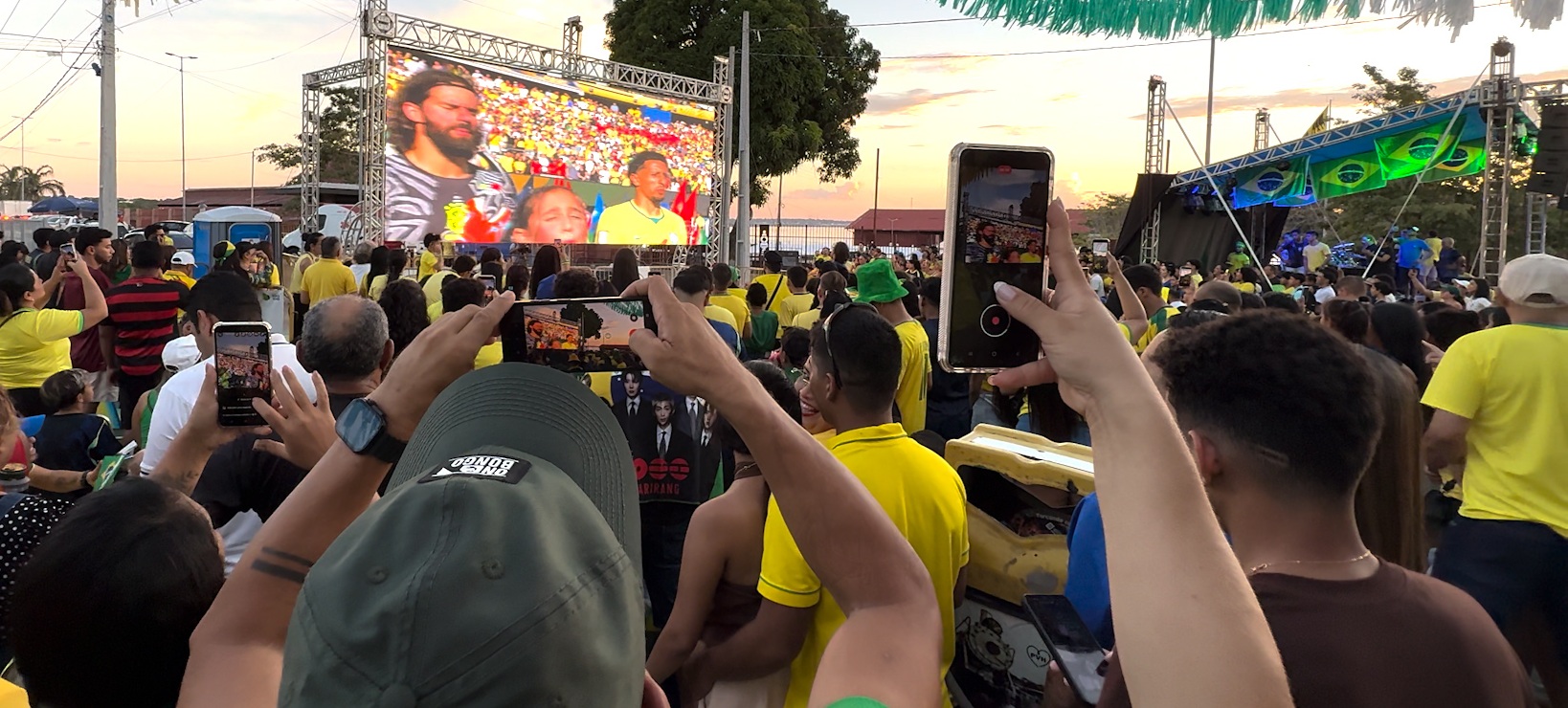 ENCANTO CÍVICO - Rua do Hexa reúne histórias e emoções na estreia do Brasil na Copa

