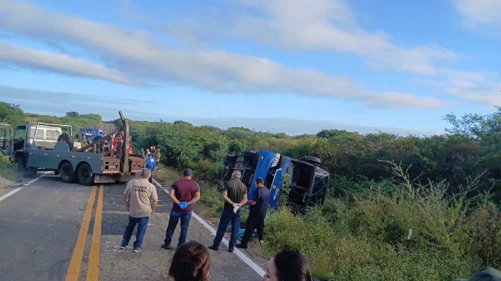 TRAGÉDIA NA ESTRADA - Acidente de ônibus com delegação de basquete deixa ao menos sete mortos no Ceará
