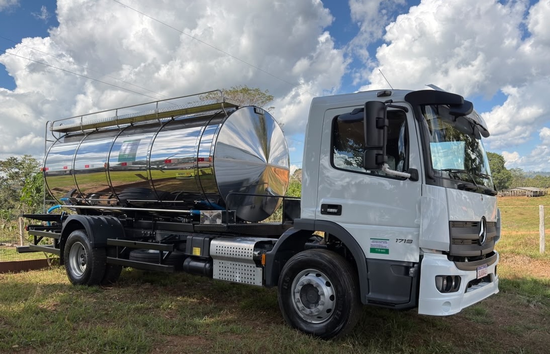 TRANSPORTE ADEQUADO - Ieda Chaves entrega caminhão-tanque para fortalecer produção leiteira em Ouro Preto do Oeste
