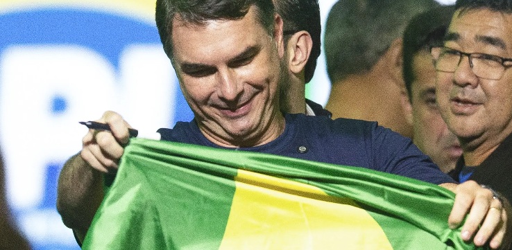 ACORDEM BAIANOS! - “PT da Bahia foi implodido por operação da PF”, diz Flávio Bolsonaro

